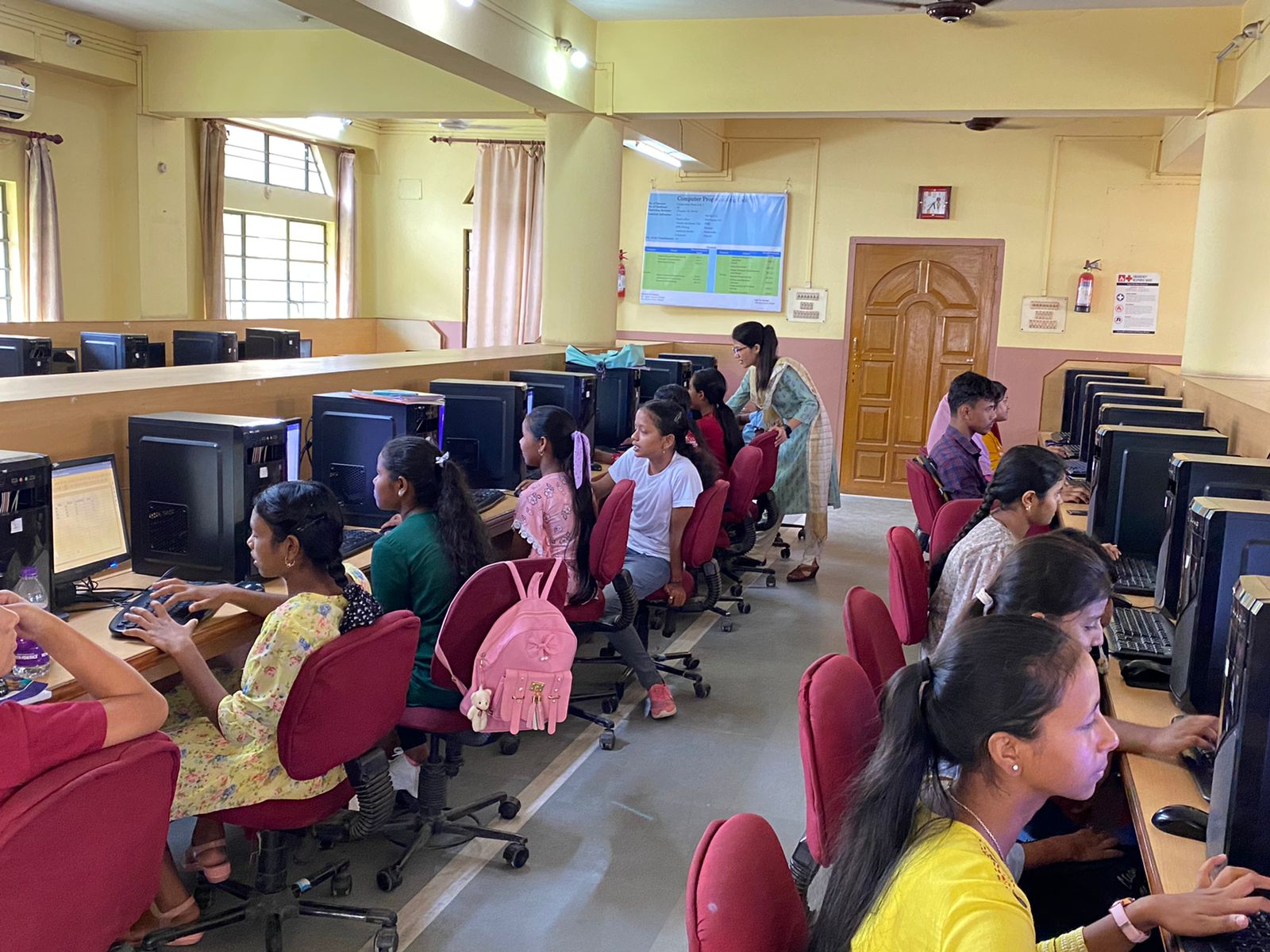 Training on Basics of Internet and Mobile Apps for School Children